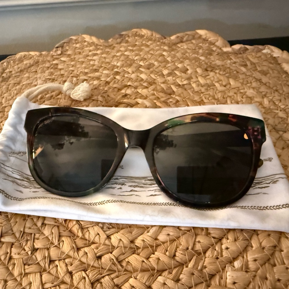 Costa Bimini Sunglasses with Case - Picture 2 of 7